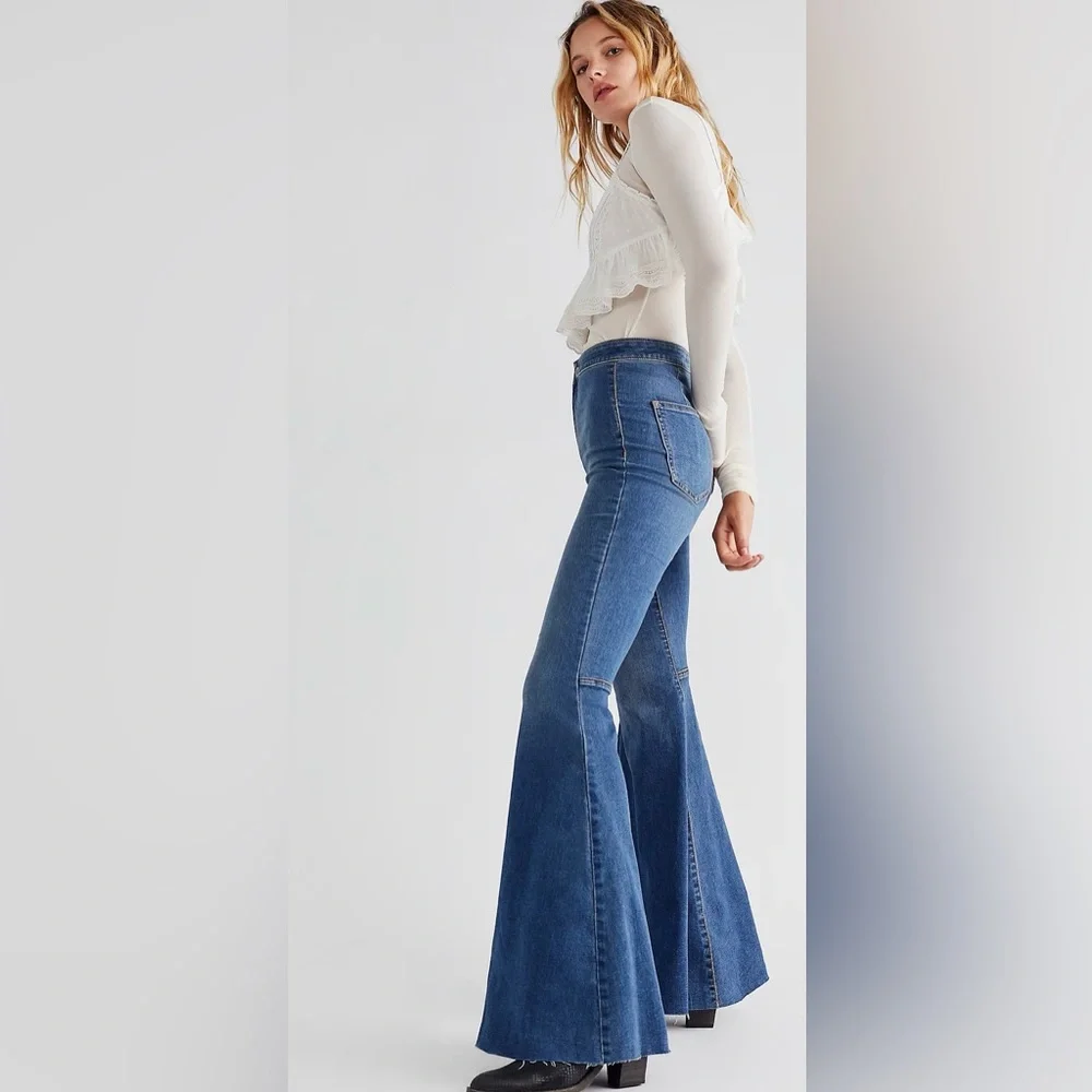 ⭐️Host Pick⭐️ FREE PEOPLE We The Free- Just Float On flared jeans NWT - Picture 3 of 13